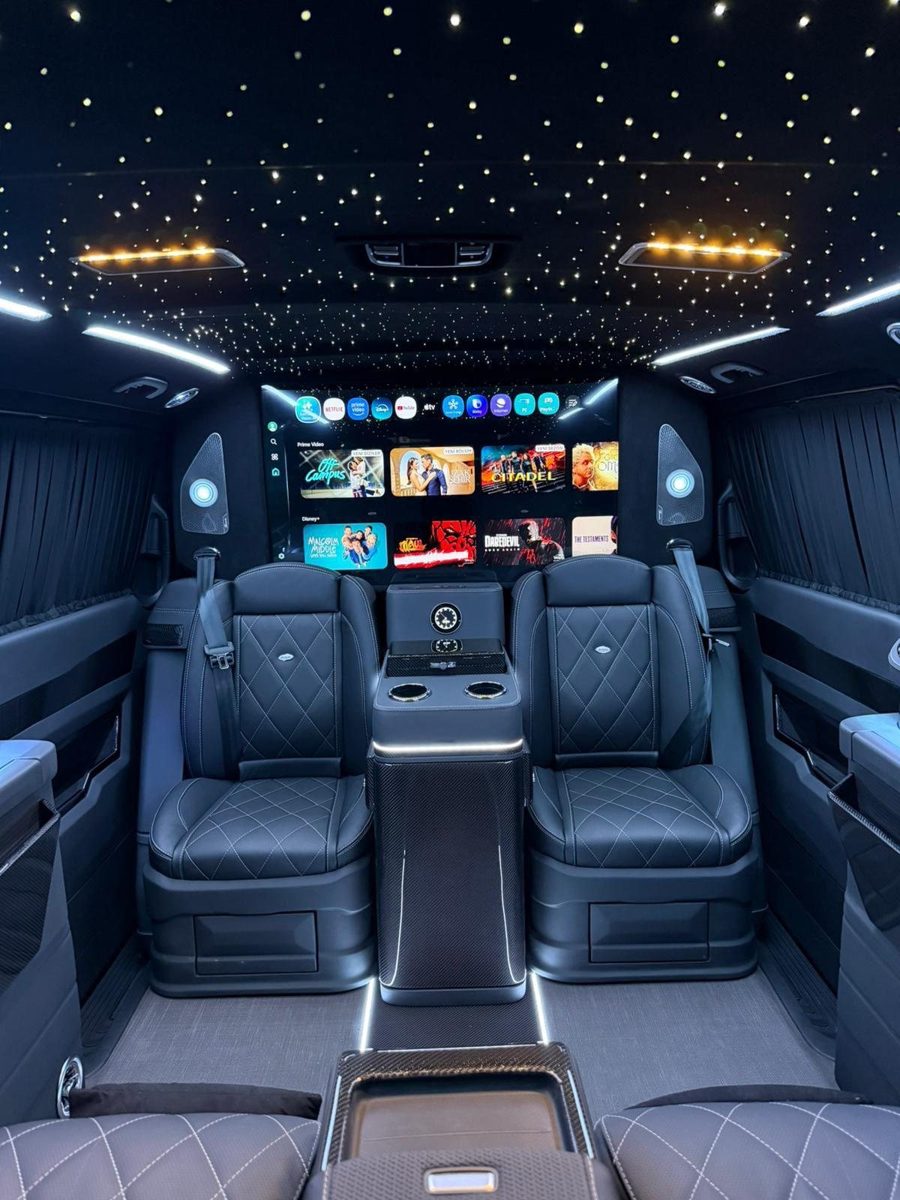 Innenraum mit Smart-TV und Sternenhimmel